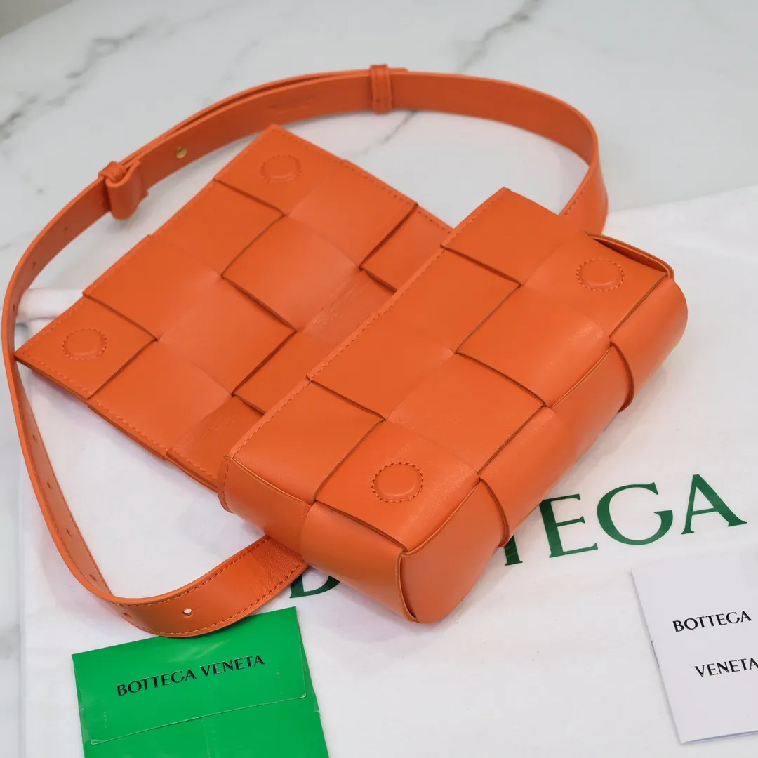 #𝐓𝐇𝐄 𝐁𝐄𝐋𝐓 𝐂𝐀𝐒𝐒𝐄𝐓𝐓𝐄 Checkered waist bag🔻 The hot cassette has a new style. The lambskin material is very light and has the same high-grade touch as always. It can be used as a handbag, waist bag, crossbody, or shoulder bag. Small and exquisite but very easy to use, it is stress-free to install iPhone plus, 💄lipstick 🕶️sunglasses! It continues the square shape of the cassette bag and does not deform after loading. It has a very concave shape! 【6815#】 Size: 17.5*9.5*5cm